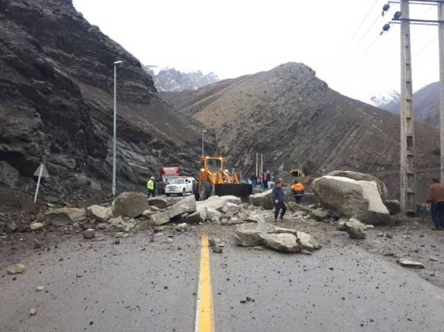 هشدار جدی پلیس راه به مسافران؛ ریزش سنگ در جاده چالوس و هراز