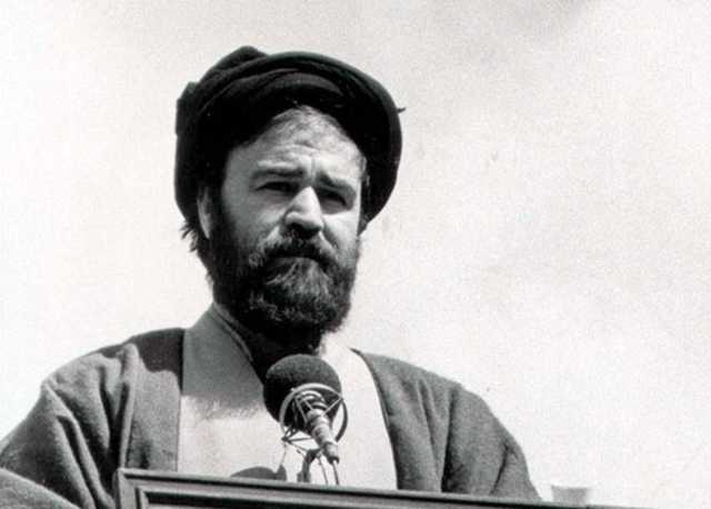 عکس/ «سید احمد خمینی» در حال انجام ورزش زورخانه‌ای؛ دهۀ 1360