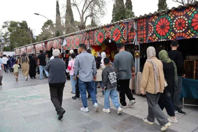 استقبال مسافران نوروزی از نمایشگاه‌های صنایع‌دستی استان فارس