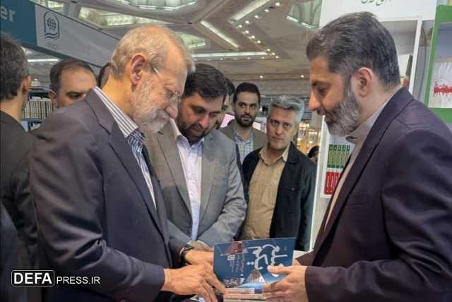 بازدید علی لاریجانی از غرفه نشر «سرو» در سی‌وششمین نمایشگاه بین‌المللی کتاب تهران