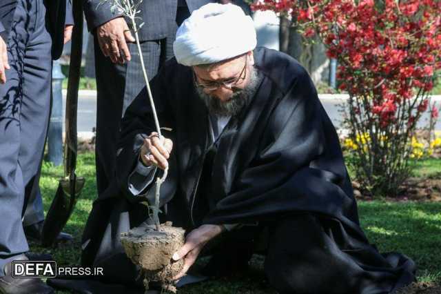 آیت الله آملی لاریجانی: اگر کسی به منابع طبیعی صدمه بزند با او برخورد جدی می‌شود