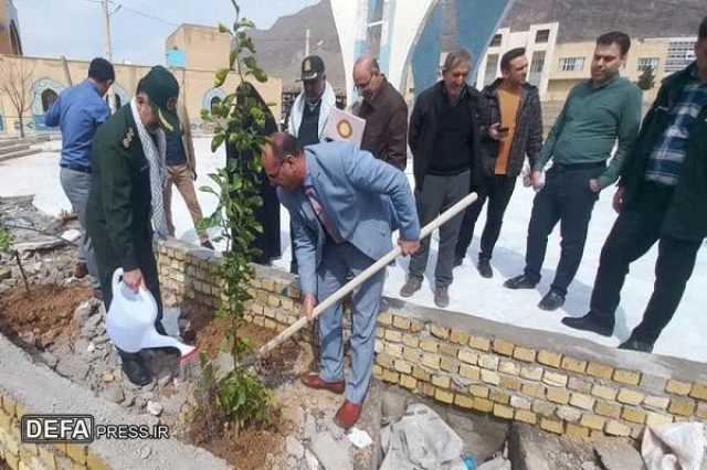 کاشت نهال در محوطه یادمان شهدای گمنام دانشگاه علوم پزشکی لرستان+ عکس