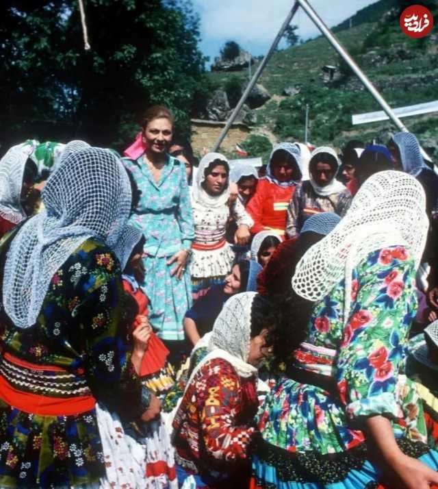 عکس/ فرح دیبا 48 سال پیش با لباس گل گلی در میان زنان لاهیجانی در گیلان