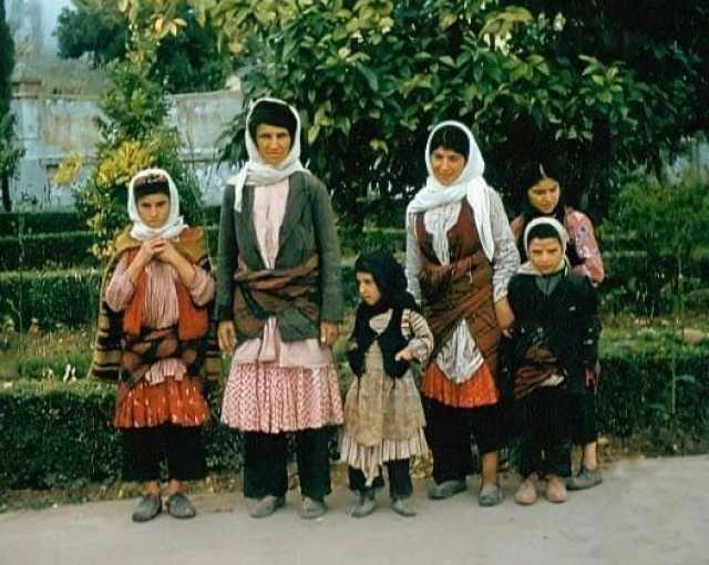 عکسی زیبا از یک خانواده قوم گالش 66 سال پیش در رامسر با لباس محلی