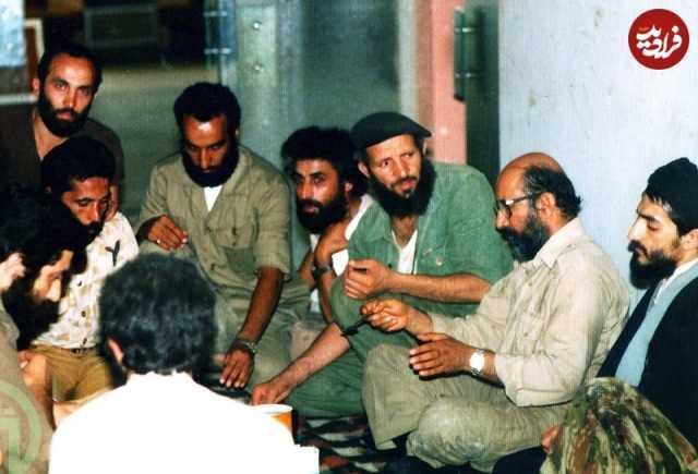 عکس/ حضور شهید چمران در جمع چریک‌های جنوب شهر تهران در جبهه