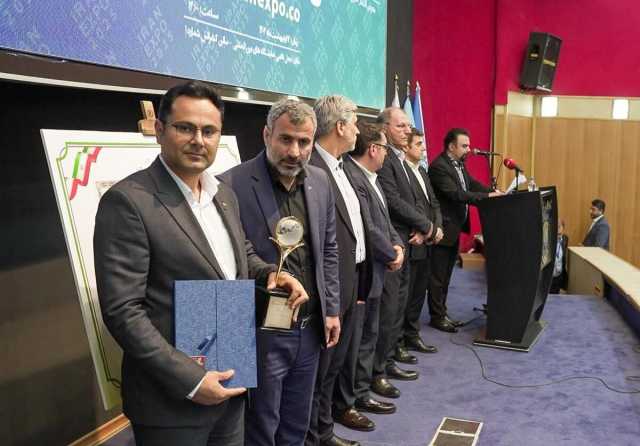 لوح تقدیر به عنوان شرکت برتر صادراتی در هفتمین نمایشگاه ایران اکسپو 2025 به غرفه شرکت فولاد خوزستان رسید