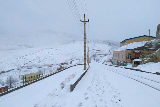 برف موجب بسته شدن راه‌های ارتباطی 563 روستا در لرستان شد