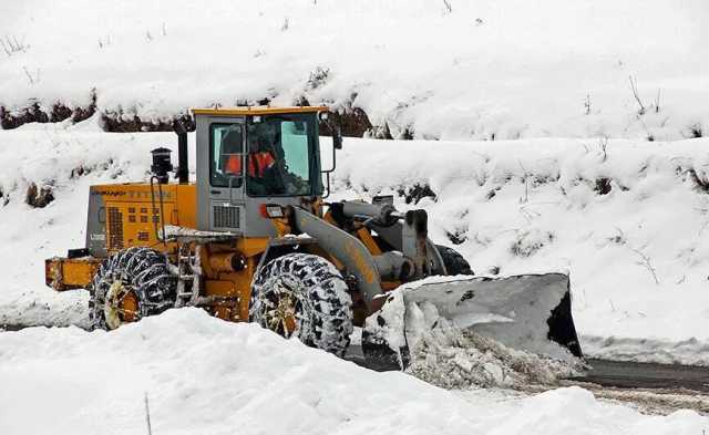 بارش برف باعث مسدود شدن راه ارتباطی 93 روستای بروجرد شد