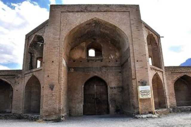 سردر کاروان‌سرای تاریخی بازار نطنز براثر زلزله فروریخت