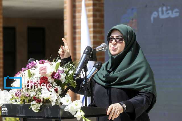 واکنش عجیب سخنگوی دولت به گرمای هوا هنگام سخنرانی/ فقط به خاطر شما فداکاری می‌کنم و باز می‌گردم!