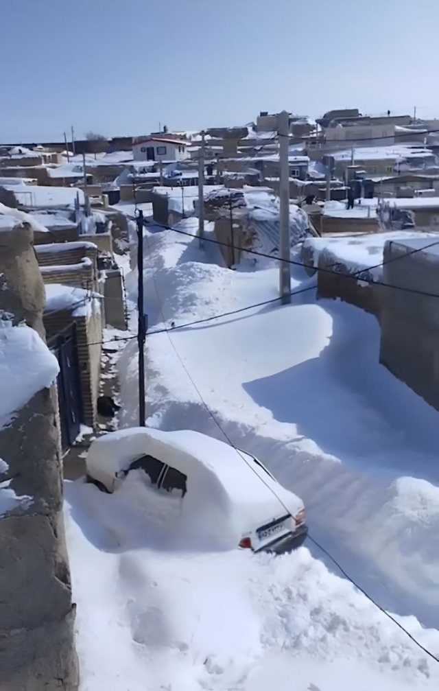 عکس: حجم شگفت‌انگیز برف در روستایی در کردستان