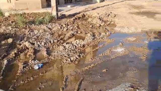 گلایه از هدر رفت 2 ماهه آب شرب در محله زمین شهری آبادان