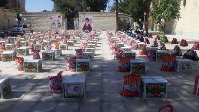 توزیع 1300 بسته کمک مومنانه و لوازم التحریر در کرمان
