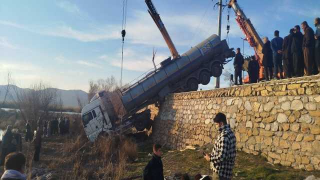 انحراف تانکر سوخت به بستر تالاب بین المللی زریوار مریوان