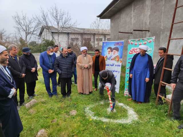 کلنگ احداث شبستان امامزادگان حمزه‌رضا (ع) و خاتون‌رضا (س) نوشهر بر زمین زده شد