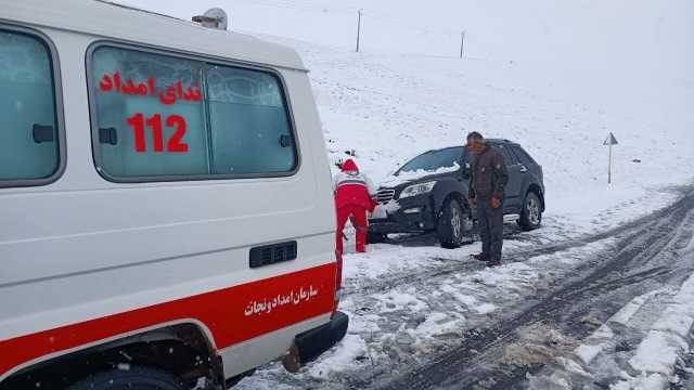 کمک اضطراری به 4 مسافر برف گرفته در محور اندیکا