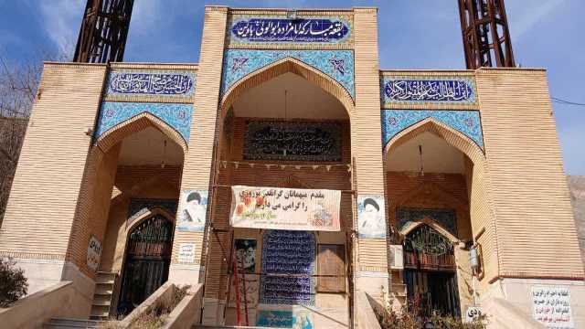 خوش آمدگویی خادمان امامزاده باباولی (ع) کرمانشاه از مسافران نوروزی