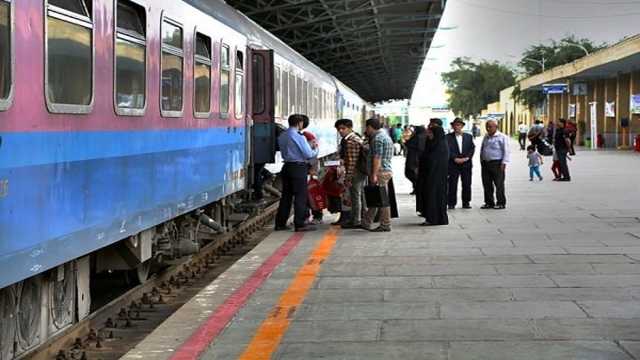 گلایه گردشگران نوروزی از کمبود ظرفیت قطار در برخی از مسیر‌ها