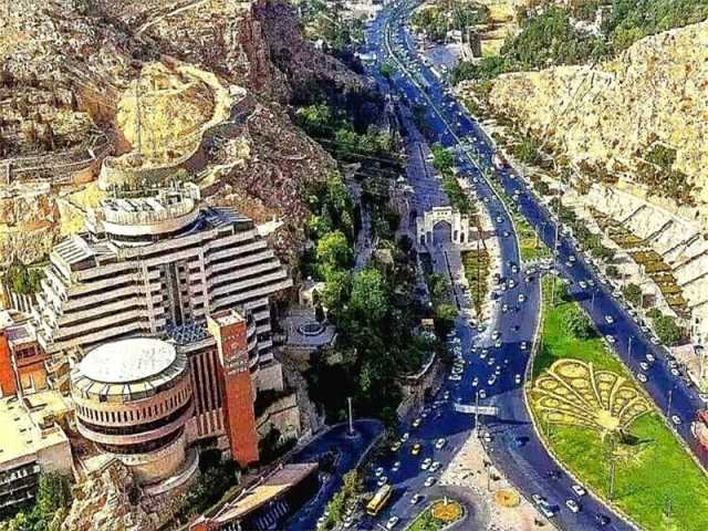 نصب قرآن جدید در دروازه قرآن شیراز