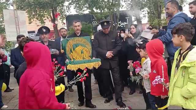 پرچم‌گردانی حرم مطهر رضوی در میان دلدادگان بابلی + فیلم