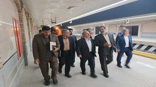 بازدید معاون وزیر کشور از متروی قم / تاکید بر پیگیری تامین واگن مترو در دولت