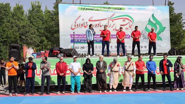 برگزاری همایش پیاده‌روی خانوادگی همزمان با هفته فرهنگی شهرکرد + تصاویر