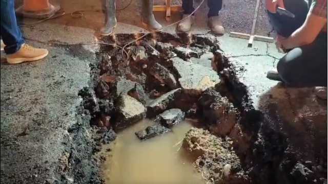 حادثه در خط انتقال آب بلوار شهید کریمی قم؛ از تردد خودداری کنید+فیلم