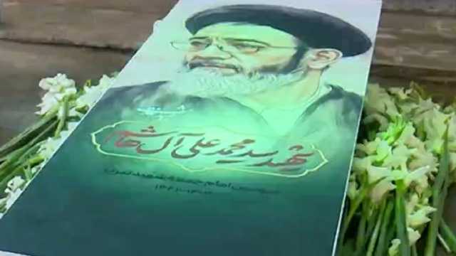 نمایی از ادای احترام عارف به امام جمعه شهید و شهدای تبریز