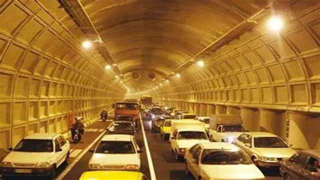 وضعیت خطرناک پارک خودروها در تونل گرمابدشت اشکور در روزهای تعطیل