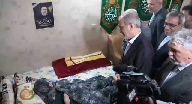 حضور مسعود پزشکیان در منزل مادر شهید رئیسی در بدو ورود به مشهد