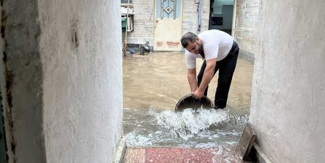 از کمبود پمپ تخلیه‌ی آب سطحی در اهواز تا اعتراف شهرداری به ورود آب به خانه‌ها