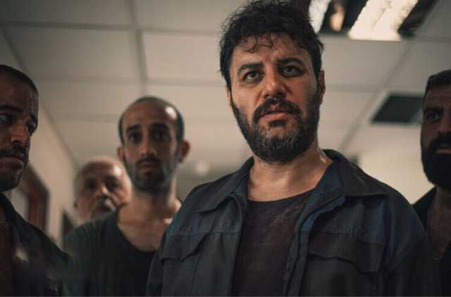 جواد عزتی و تماشای فوتبال میان اشرار خطرناک زندان! | صحنه نفس‌گیر قتل را ببینید