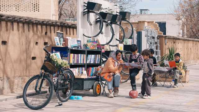 صدای «بوک‌بایک» از  بالای شیراز می‌آید