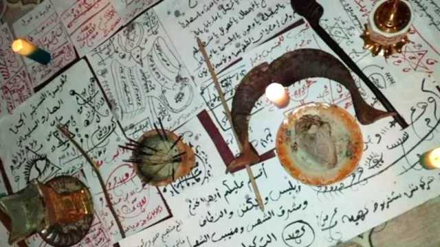 در آمد هنگفت رمال‌های اینترنتی؛ آنها از مدیران ارشد پتروشیمی بیشتر پول در می آورند!