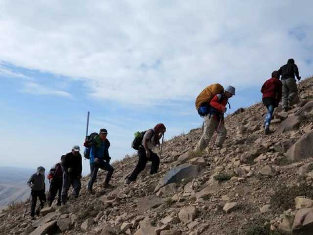 صعود همزمان ۸۰۰ کوهنورد سپاه در قالب ۵۰ تیم به قلل بالای ۳۰۰۰ متر کشور