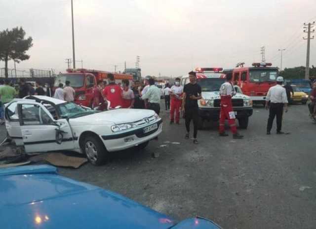 مصدوم شدن ۱۶ نفر در پی تصادف زنجیره‌ای در محور فولادشهر