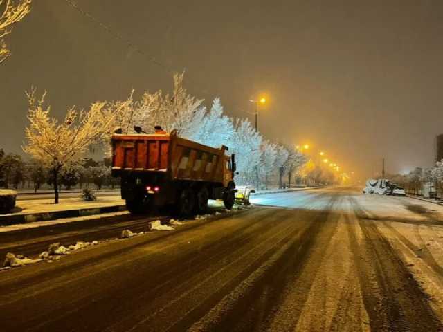 برف‌روبی معابر شهر سنندج به همت 518 نیروی شهرداری