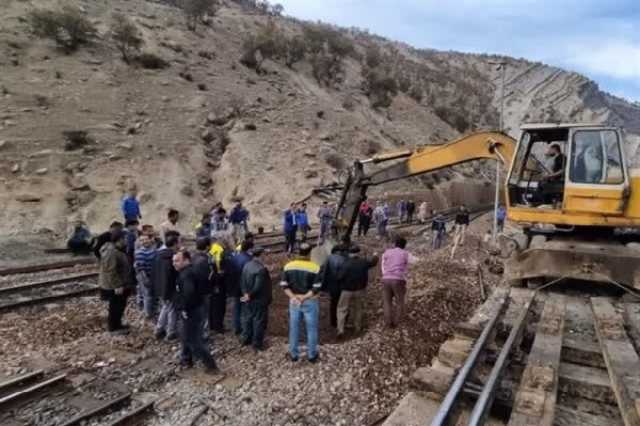 واگن قطار در ایستگاه لرستان از ریل خارج شد