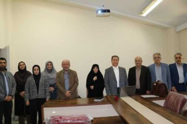 حضور هیئت رئیسه دانشگاه مازندران در کلاس‌های درس و اهدای شاخه‌های گل به اساتید دانشگاه