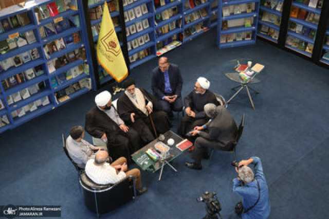 عکسی از برادر رهبر انقلاب در نمایشگاه کتاب