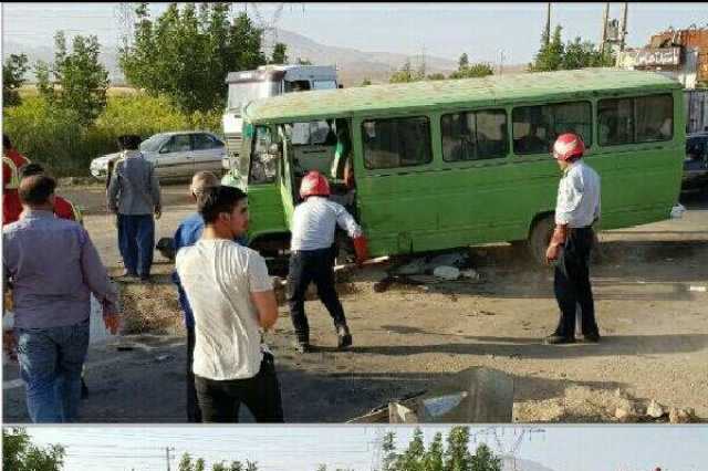 انحراف مینی بوس از جاده در فلاورجان ۸ مصدوم داشت