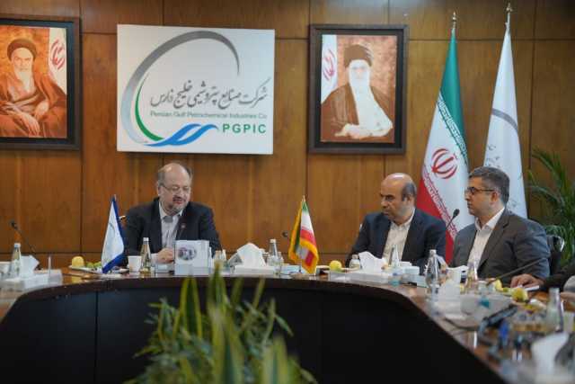 تأکید هلدینگ خلیج فارس بر تسهیل اجرای نیروگاه‌های خورشیدی