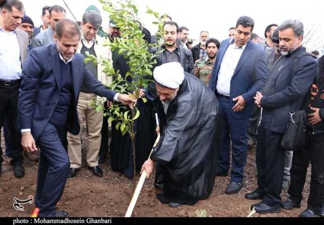 امام جمعه و استاندار کرمان در دانشگاه ملی مهارت نهال کاشتند