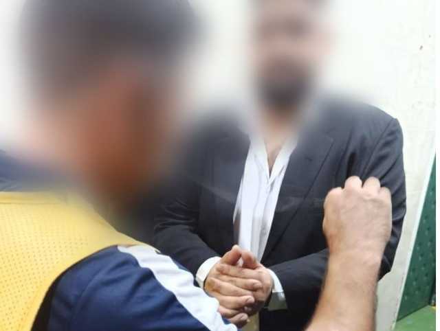 لحظه دستبند زدن به ضارب افشین پیروانی +عکس